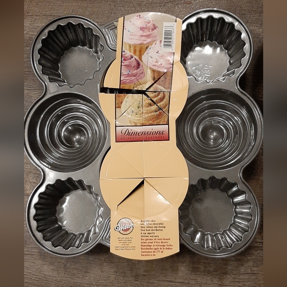 Wilton 3D Giant Cupcake Baking Pan and Heavy Duty Large 4 Muffin Baking Pan - Picture 3 of 5